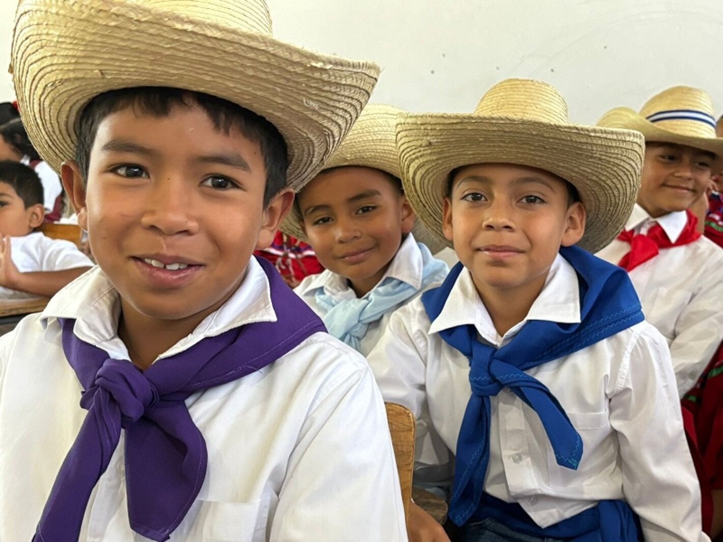 Niños con vestido típico-Campaña Nacional de Desparasitación 2024
