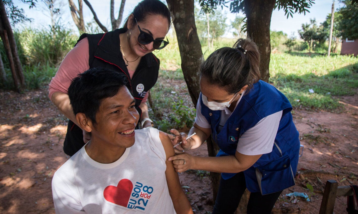 Trabajadores de salud visitan zonas remotas
