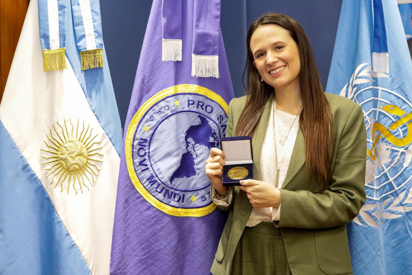 Foto de Gianella Severini con el premio