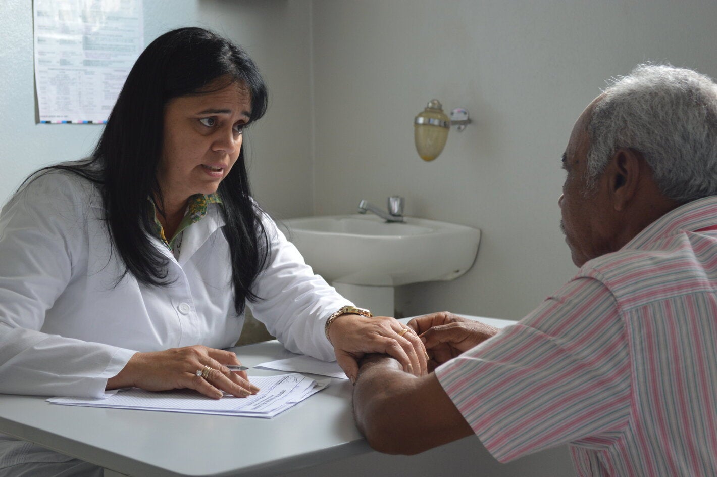 Médico con paciente