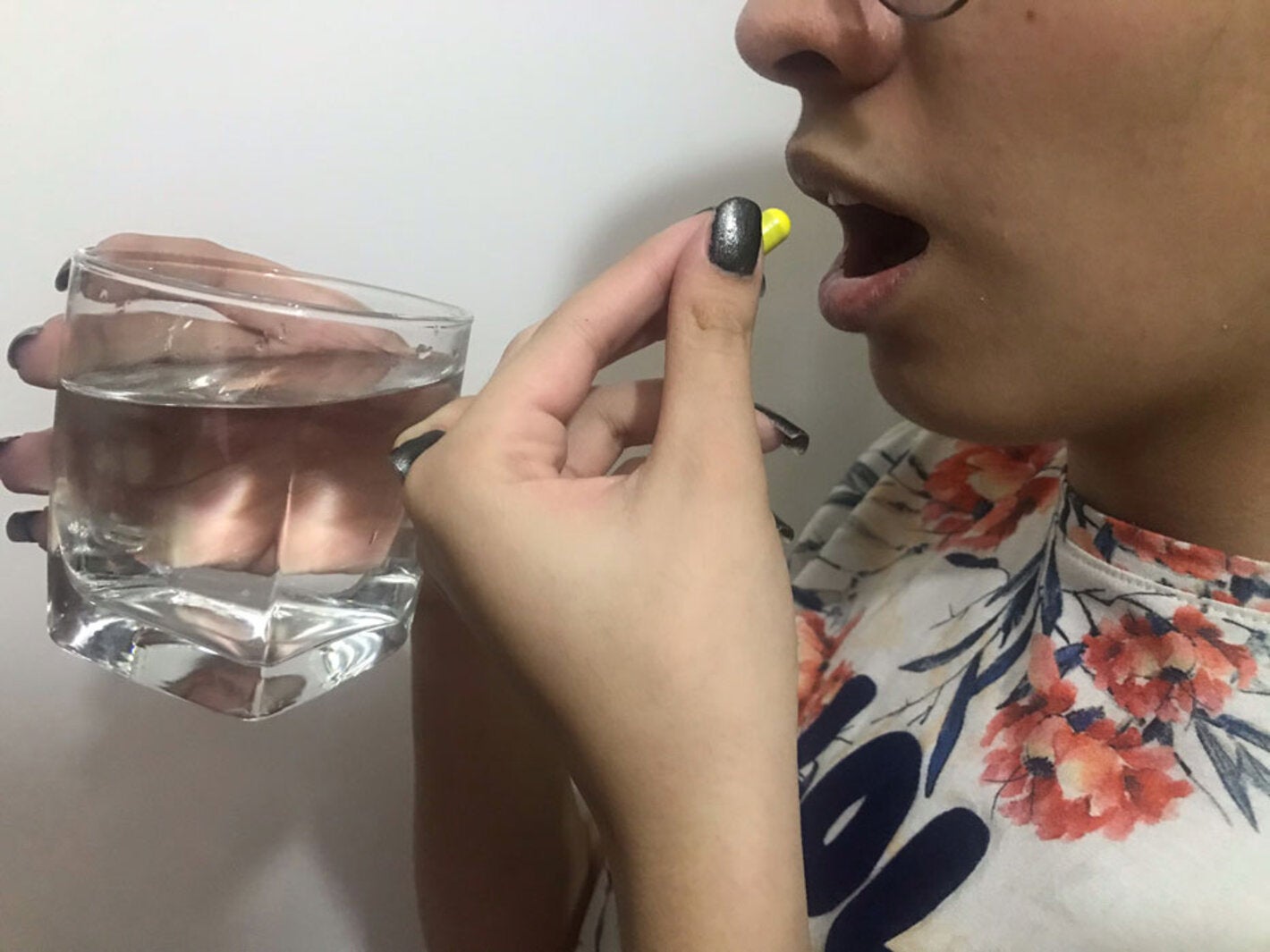 mujer tomando medicamento