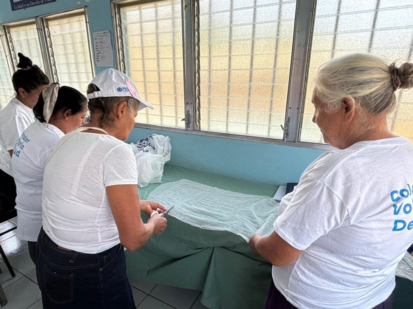 Voluntarias de salud de El Paraíso elaboran turundas de gasa
