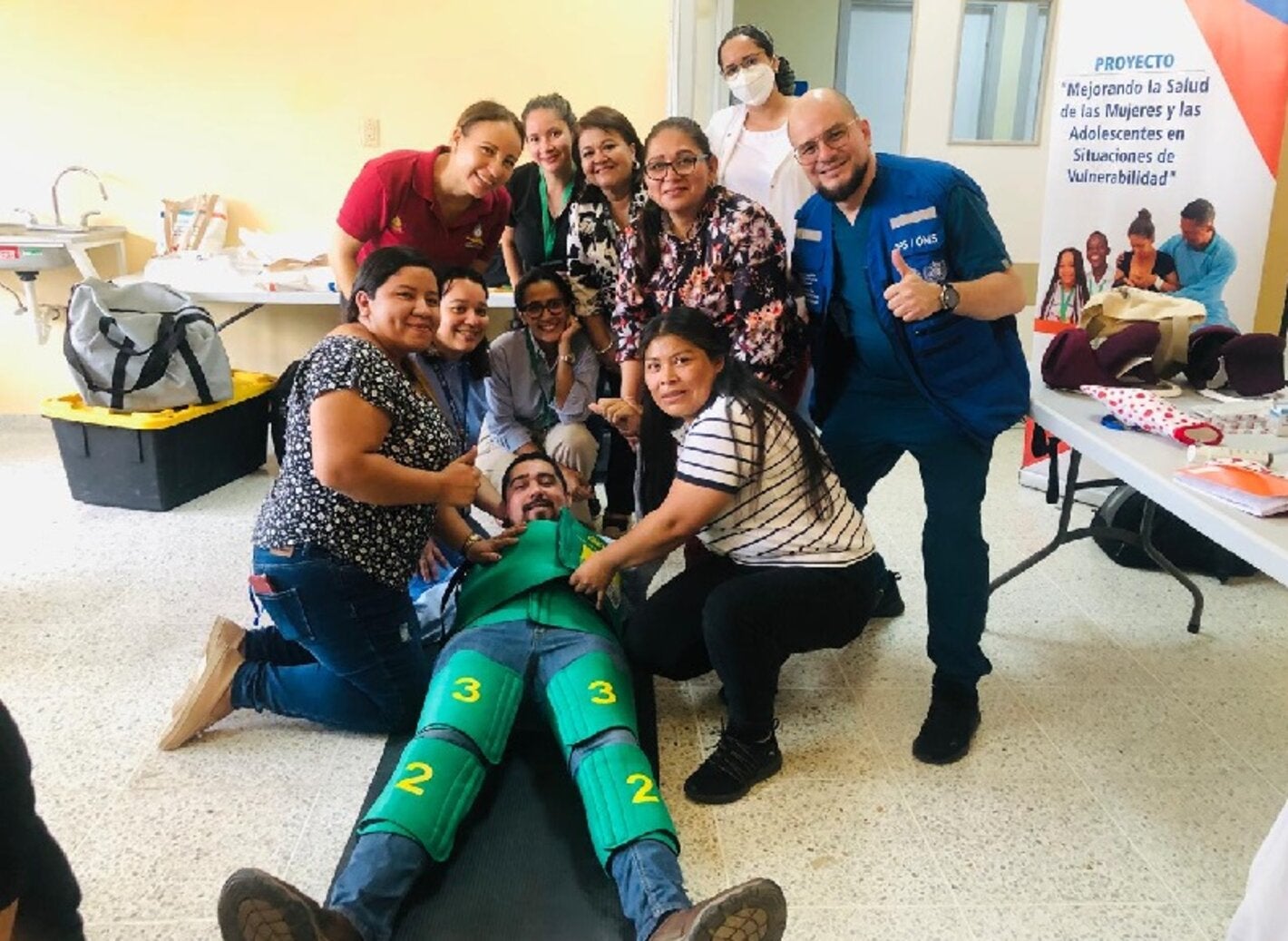 Melvin Chávez y Paola Barrientos facilitan el Taller práctico sobre uso de traje antichoque