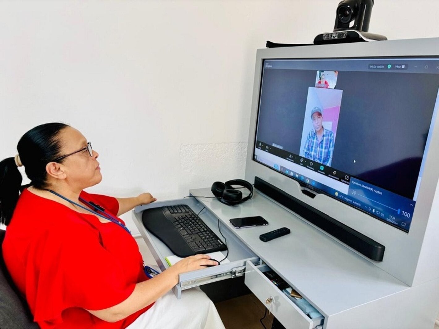 profesional de salud brindando atención en teleclínica de Danlí