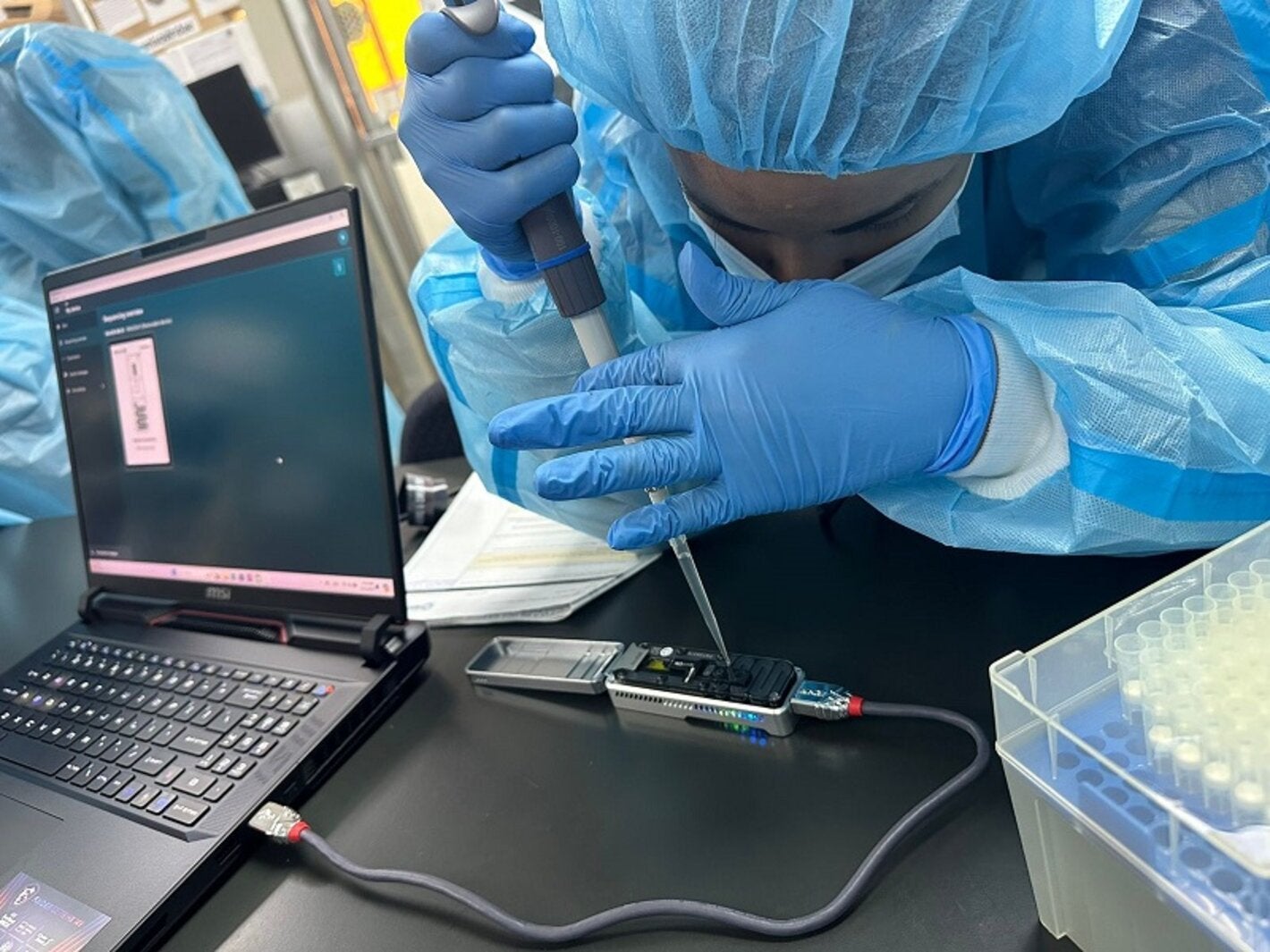 personal del laboratorio de genómica realiza pruebas