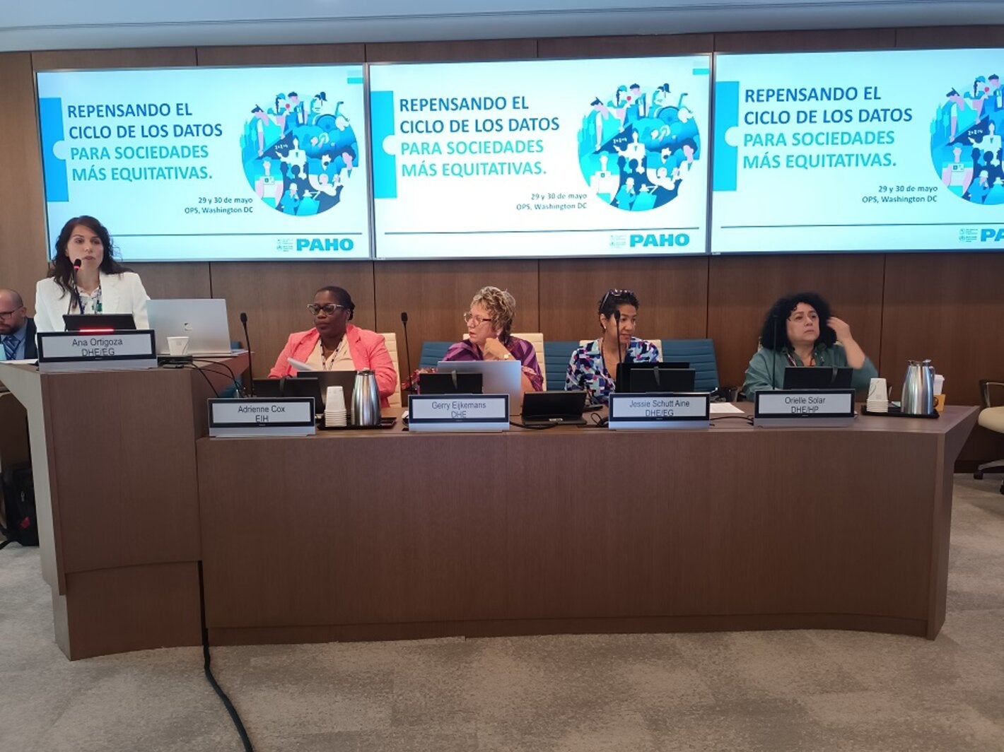 Mesa inaugural del evento