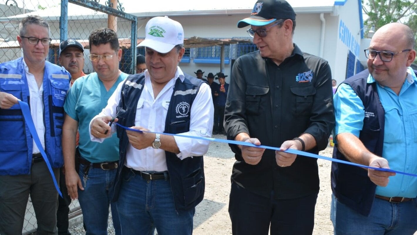 Ministro de salud y representante de OPS cortan cinta de inauguración 