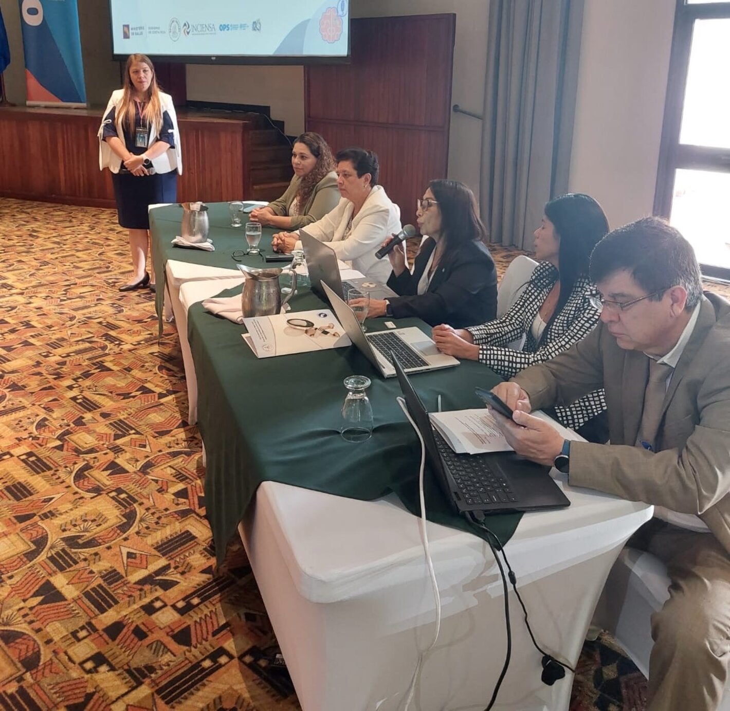 Representantes institucionales en la mesa principal durante la inauguracion