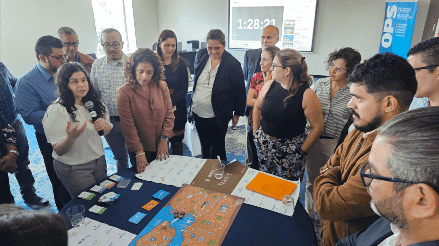 Participantes del taller durante el juego de mesa