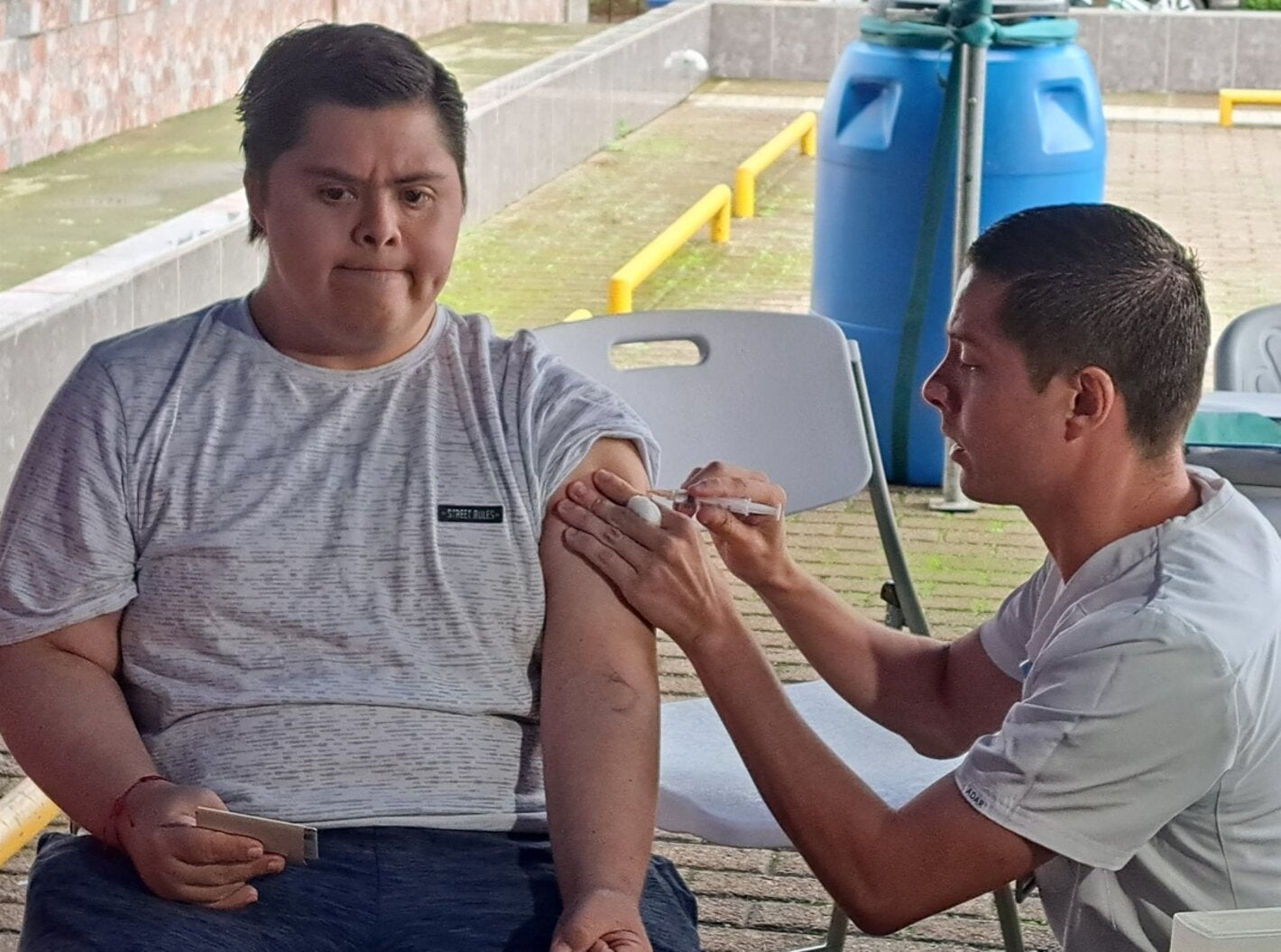 Joven siendo vacunado contra la influenza