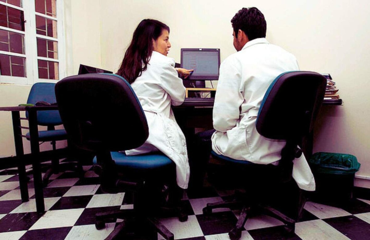 personas mirando una computadora