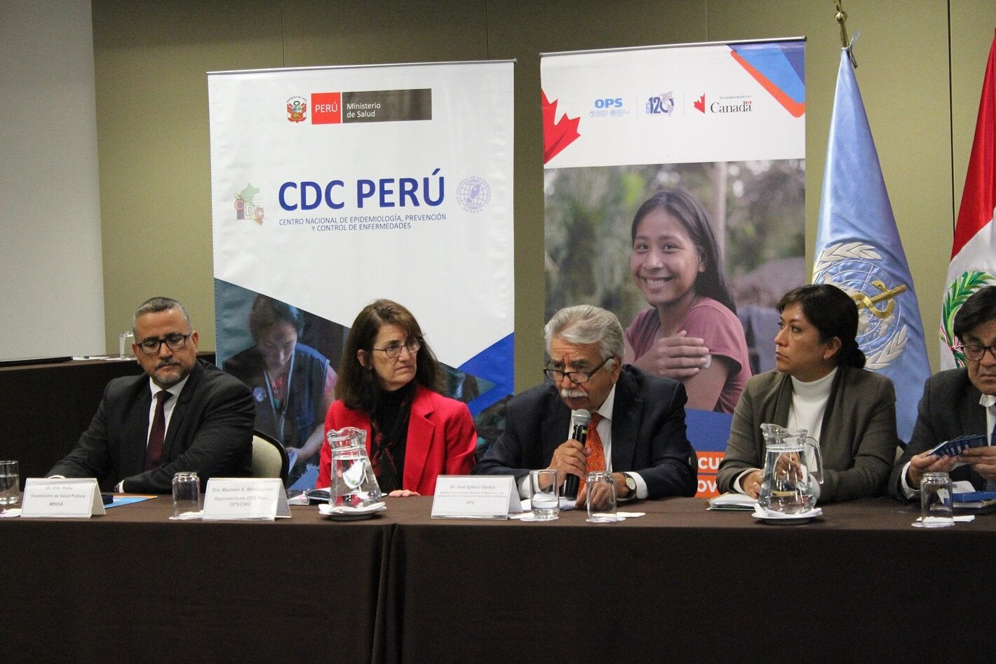 Viceministro de Salud Pública del Perú, Representante de la OMS/OPS en Perú junto a comisión regional durante presentación de recomendaciones