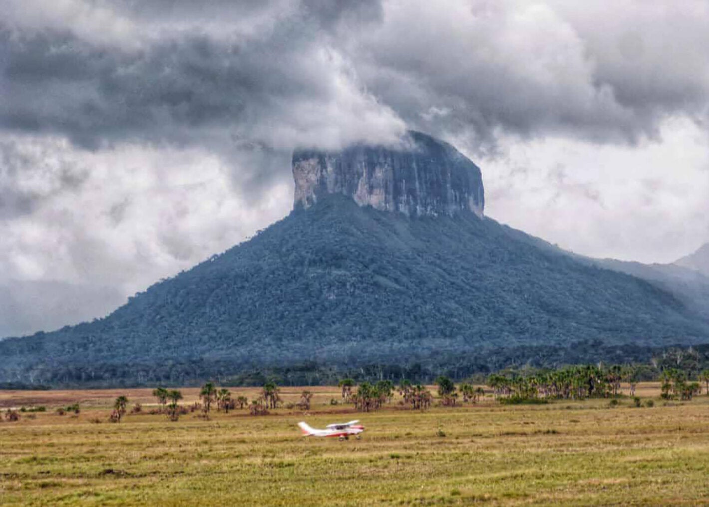 Avioneta con medicamentos e insumos para atender a comunidades indígenas aterriza en Wonken, sector VIII del municipio Gran Sabana, estado Bolívar, Venezuela