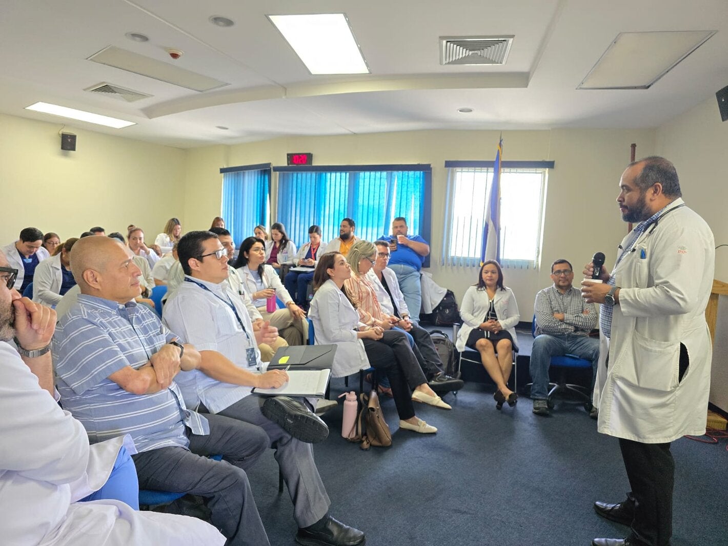 Personal capacitándose sobre dengue 