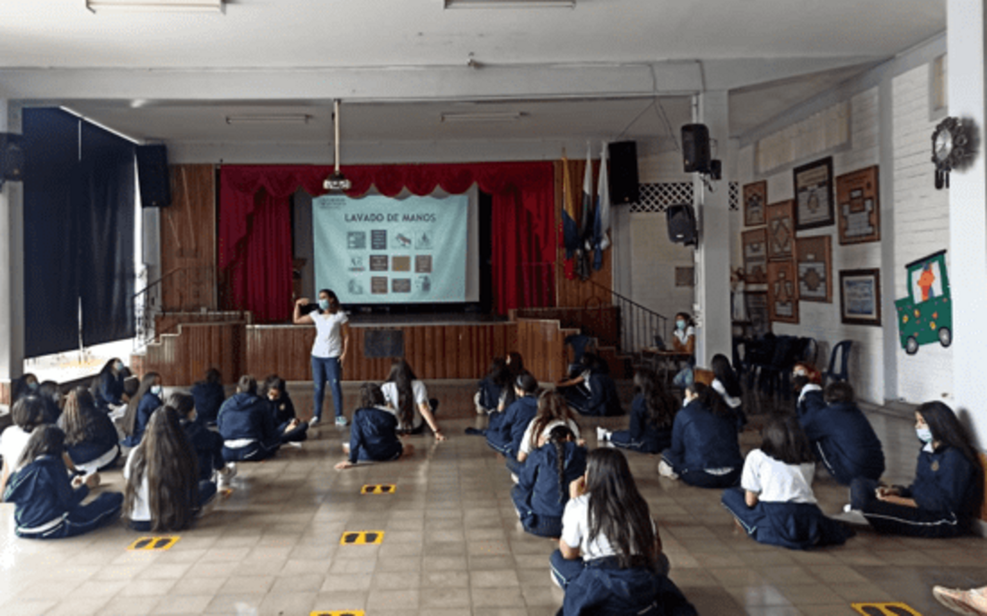 Jóvenes aprenden sobre resistencia bacteriana