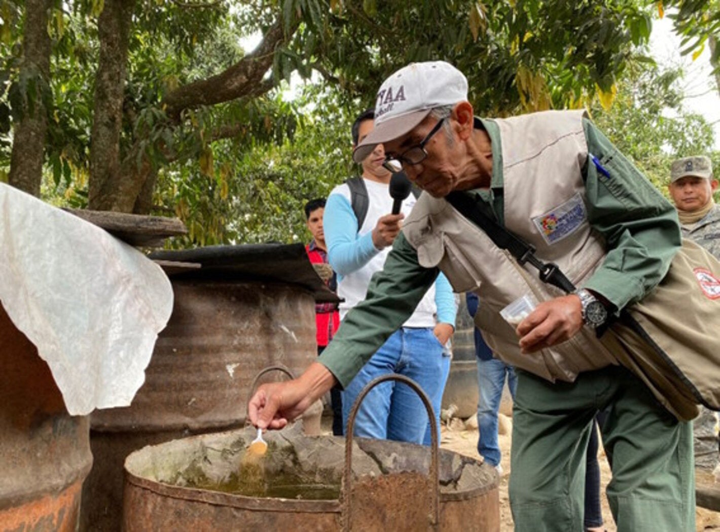 personal verificando Ovitrampas