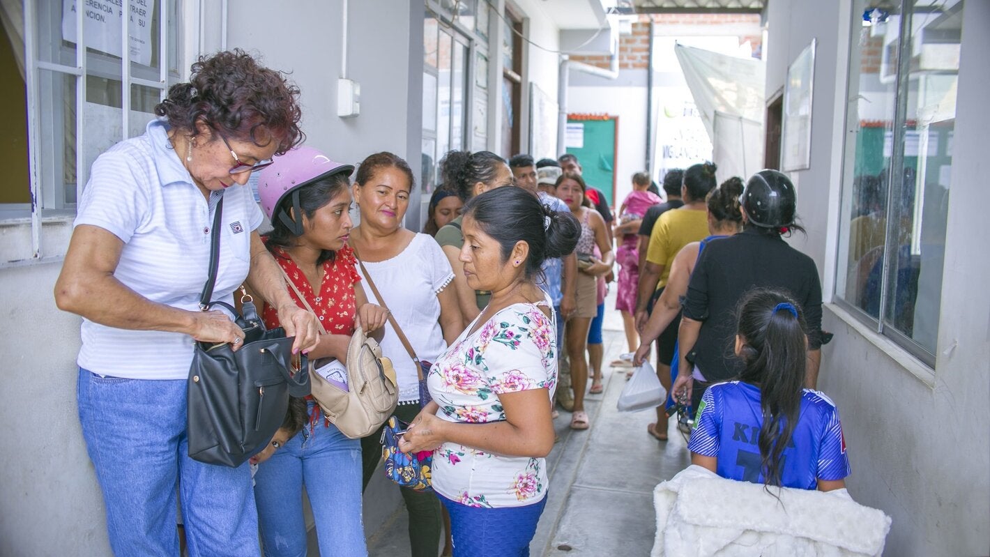  OPS/ Personas en turno de espera en establecimiento de salud de Tumbes 