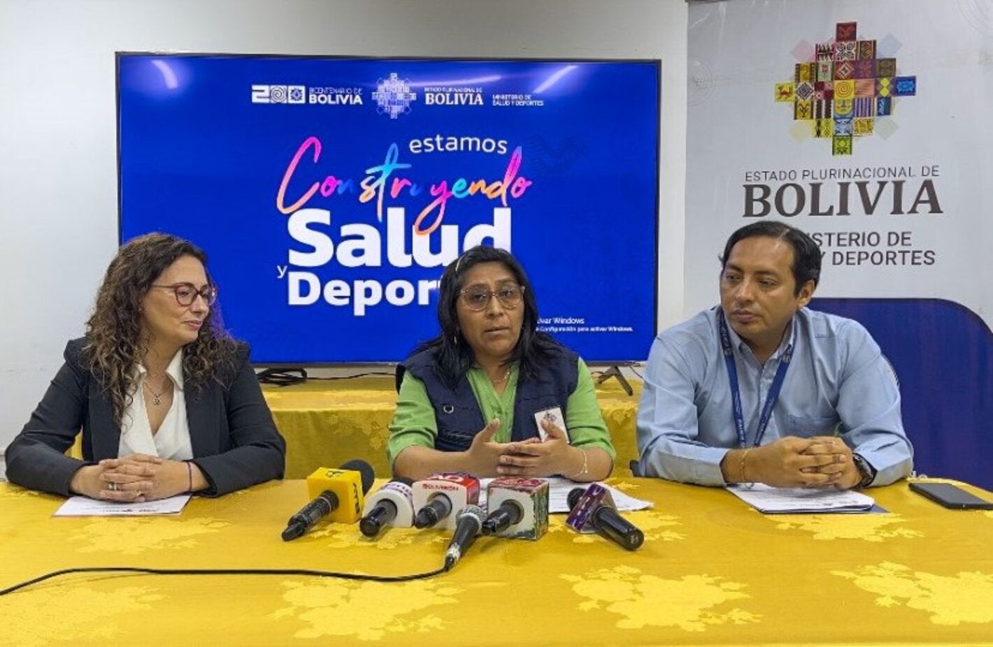 personal del ministerio presentando la conferencia 