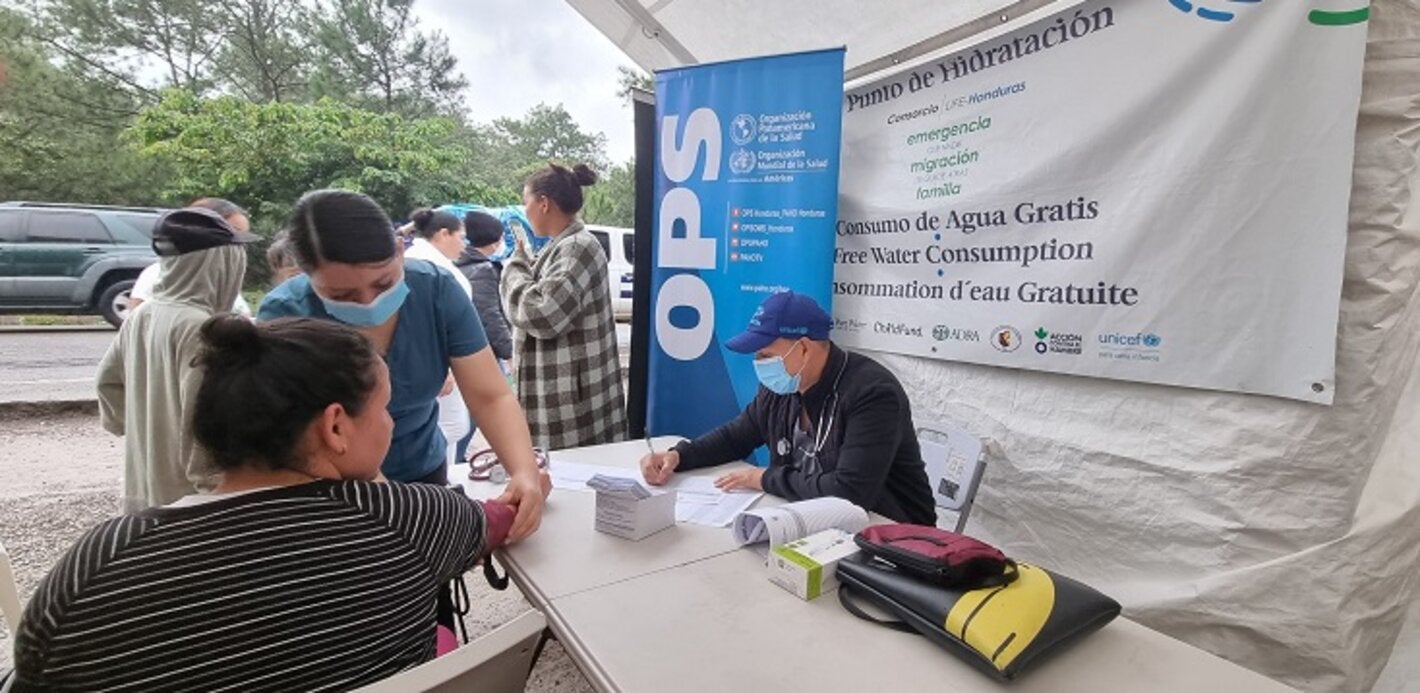 personal de salud atiende a personas en movilidad humana en Honduras