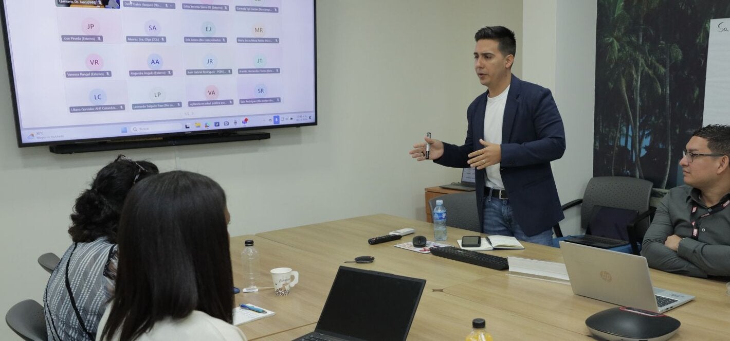 Desarrollo del taller sobre mesa de trabajo - La Organización Panamericana de la Salud (OPS) y los ministerios de Salud de Colombia y Panamá se unieron en una Mesa de Salud Bifronteriza para abordar la crisis sanitaria que enfrentan los migrantes en Darién.