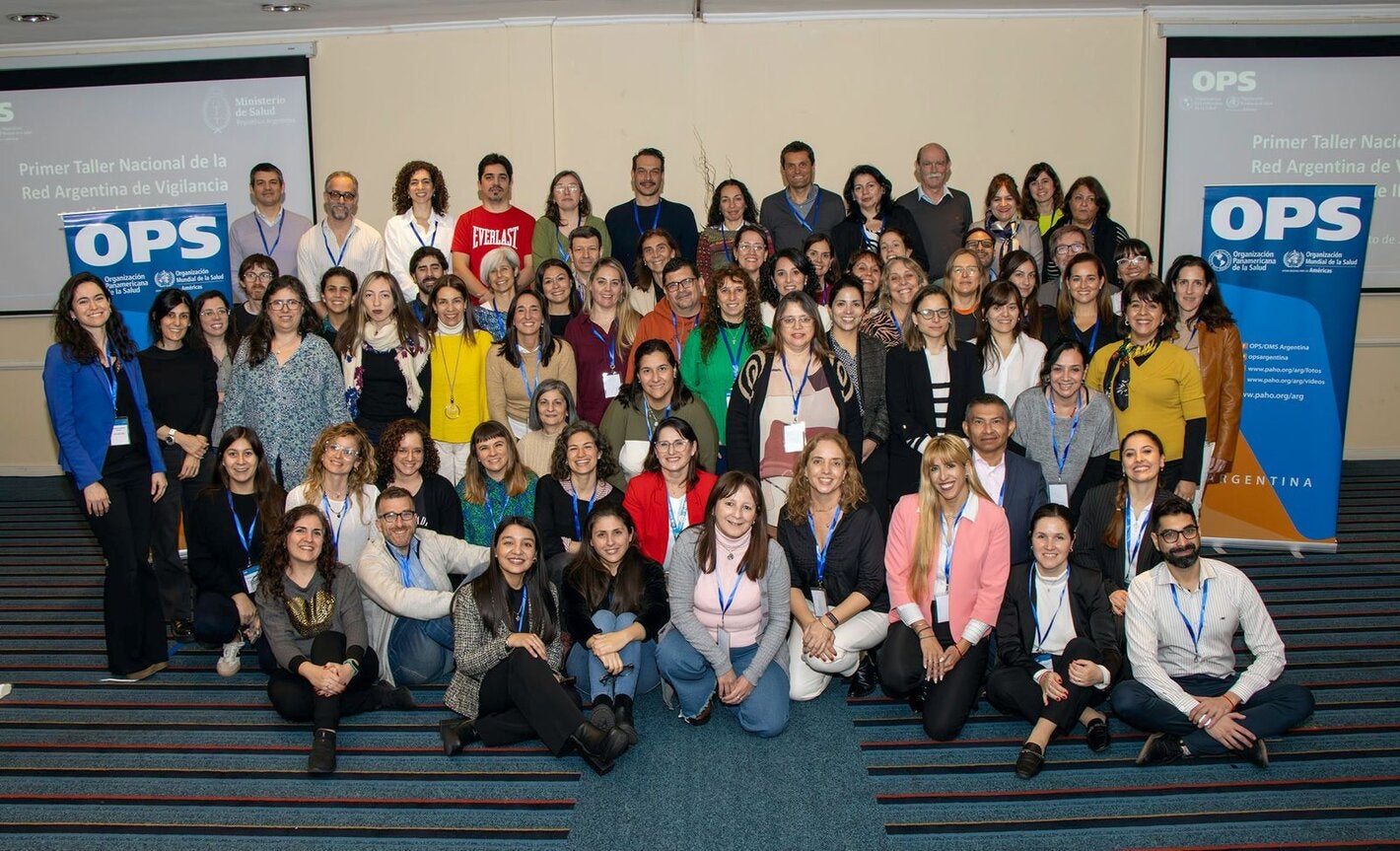 Foto grupal de los participantes presenciales del taller