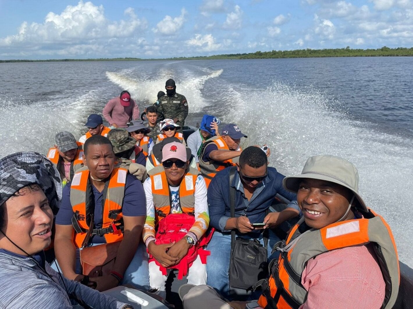 Misión de malaria y equipo local viaja en lancha a visitar comunidades