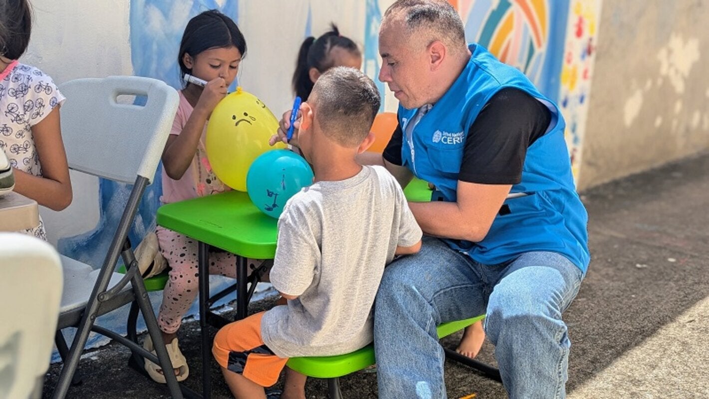 psicólogo usando ludoterapia con niños migrantes