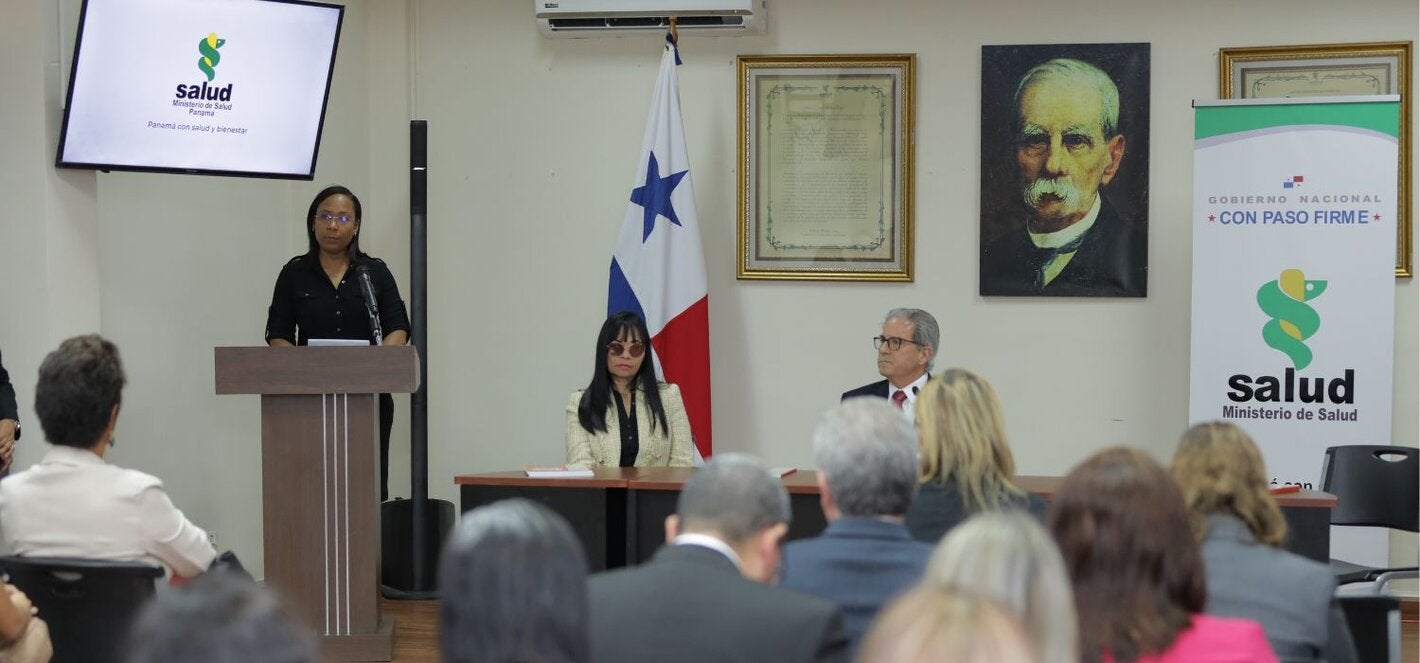 Foto de Leah Mari Richards, Asesora en Sistemas y Servicios de Salud, mesa principal y parte del publico participante donde la Organización Panamericana de la Salud (OPS) participa en el lanzamiento del Registro Nacional de Enfermedades No Transmisibles (RENENT) y del Observatorio Nacional del Cáncer en Panamá, dos herramientas tecnológicas que marcarán un hito en el control de enfermedades no transmisibles (ENTs), como el cáncer, la diabetes, las enfermedades cardiovasculares, la obesidad, entre otras.