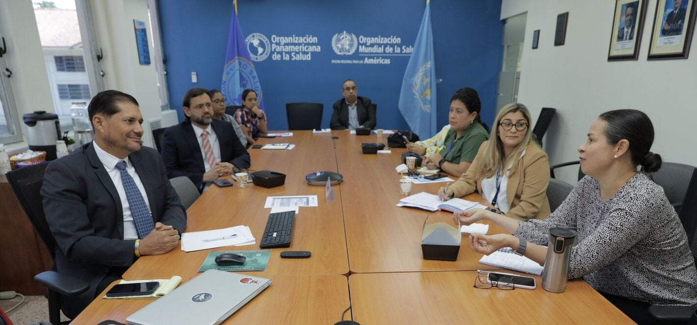Foto de mesa de trabajo del taller de presentación de las cuentas WASH (por sus siglas en inglés), promovido por la Organización Panamericana de la Salud/Organización Mundial de la Salud (OPS/OMS) para apoyar a Panamá en el desarrollo de una herramienta fundamental para mejorar la gestión de los recursos hídricos y garantizar el acceso a servicios de Agua, Saneamiento e Higiene (ASH) de calidad.