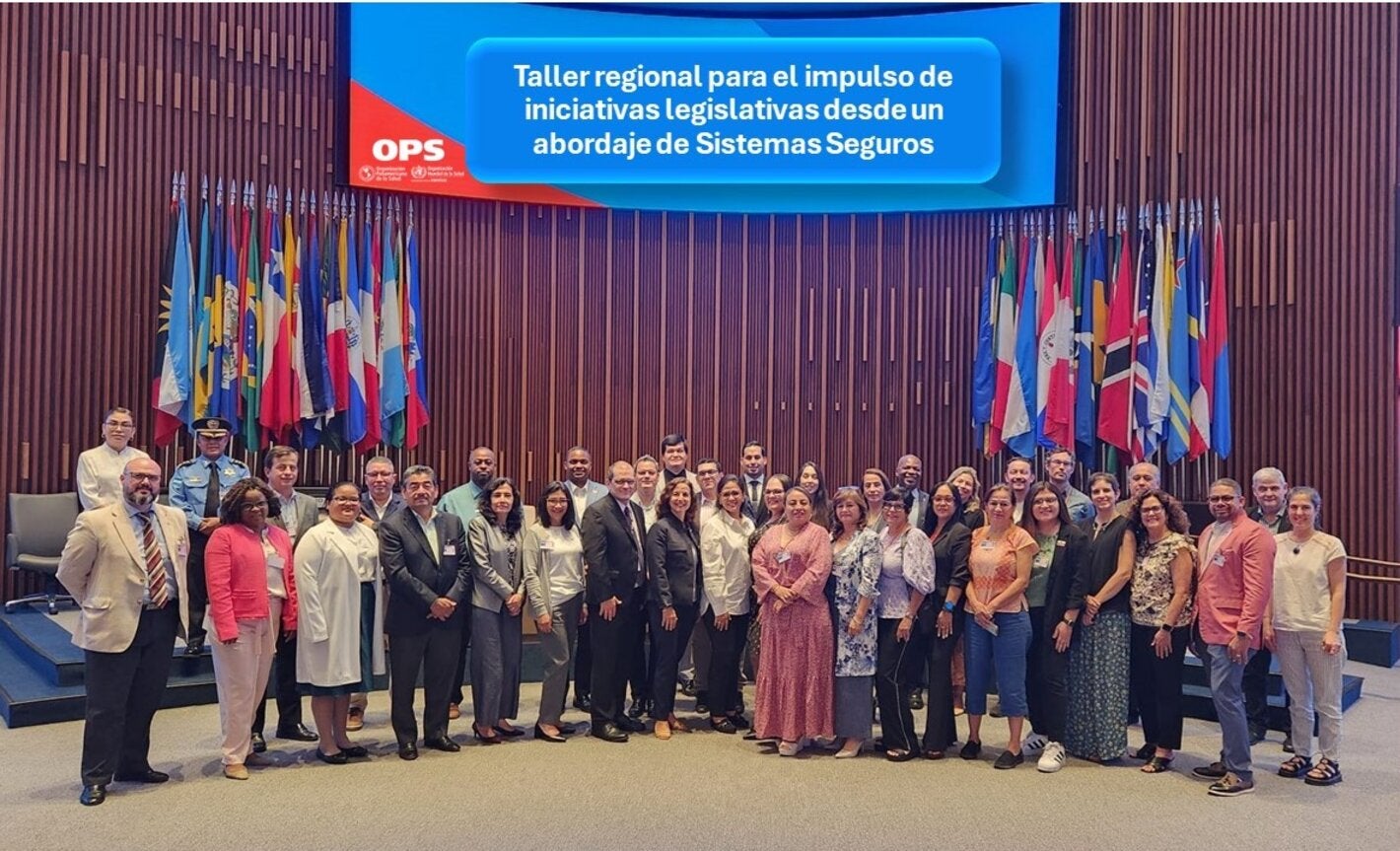 Grupo de personas en la sala A de la OPS