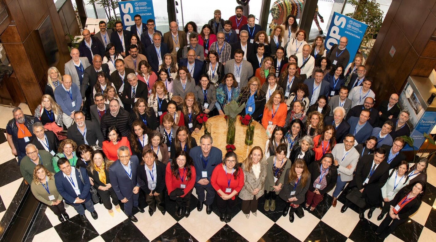 Foto grupal de los participantes de la consulta nacional