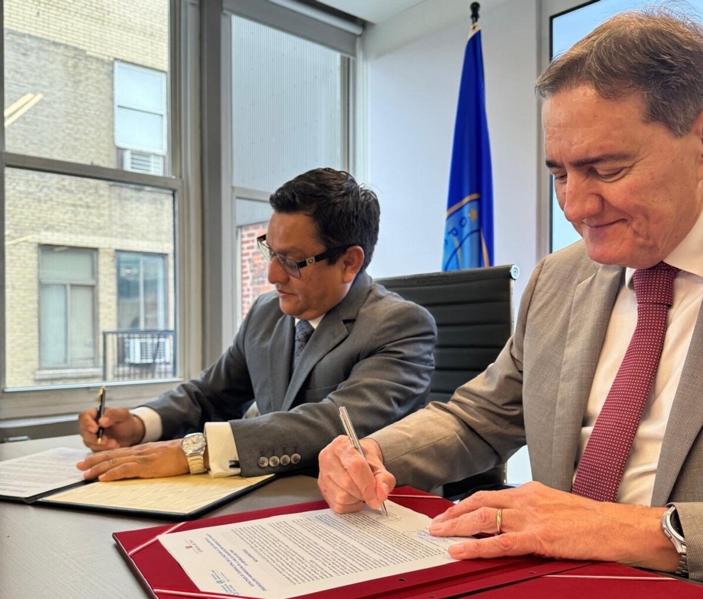 Firma de la Nota Estratégica por parte del Ministro de Salud, Dr. César Vásquez y el director de la OPS/OMS, Dr. Jarbas Barbosa