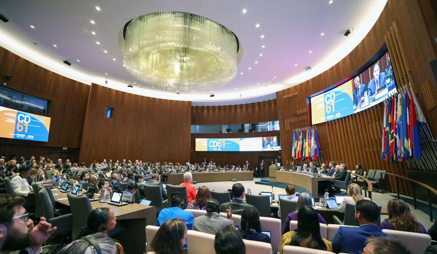 Sala A da sede da OPAS com delegações das Américas durante a sessão de abertura do 61º Conselho Diretor