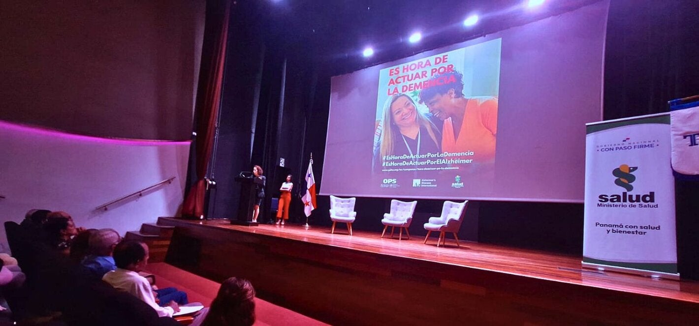 Fotografía de Dra. Zohra Abaakouk en el lanzamiento de campaña para concienciar sobre esta enfermedad y promover una sociedad más inclusiva y solidaria con las personas que la padecen, con el lema “Es hora de actuar por la demencia”.