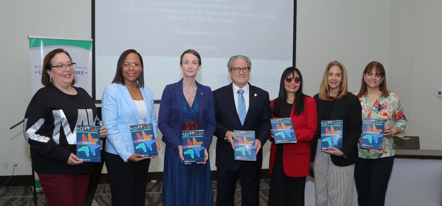 Foto grupal de autoridades y directivos - El Ministerio de Salud (MINSA) de Panamá, en colaboración con la Organización Panamericana de la Salud (OPS), llevó a cabo una plenaria para presentar los resultados de la evaluación del desempeño de las Funciones Esenciales de Salud Pública (FESP) renovadas. Este evento, que contó con la participación de más de 80 representantes de diversas instituciones, marcó un hito en el compromiso del país por fortalecer su sistema de salud.