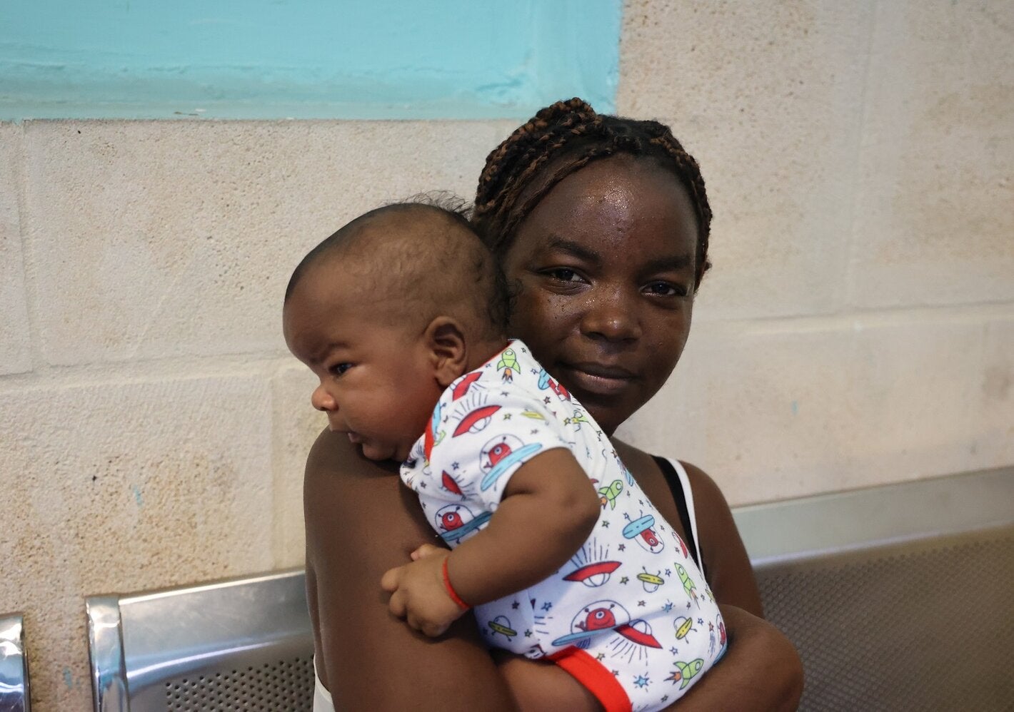 Madre abraza a su hijo luego de ser vacunado contra neumococo