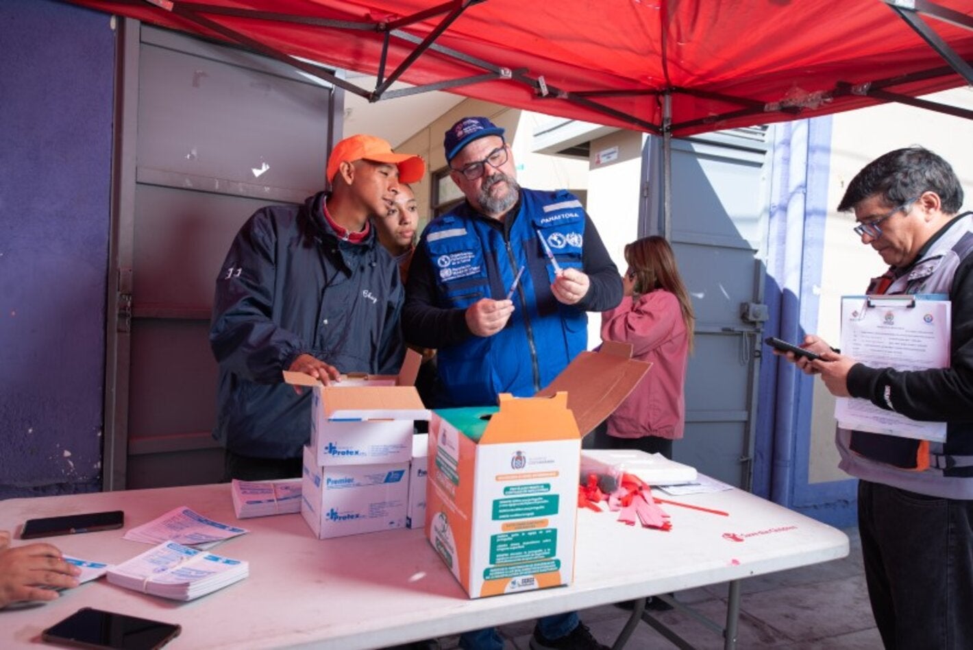 personal revisando vacunas antirabicas