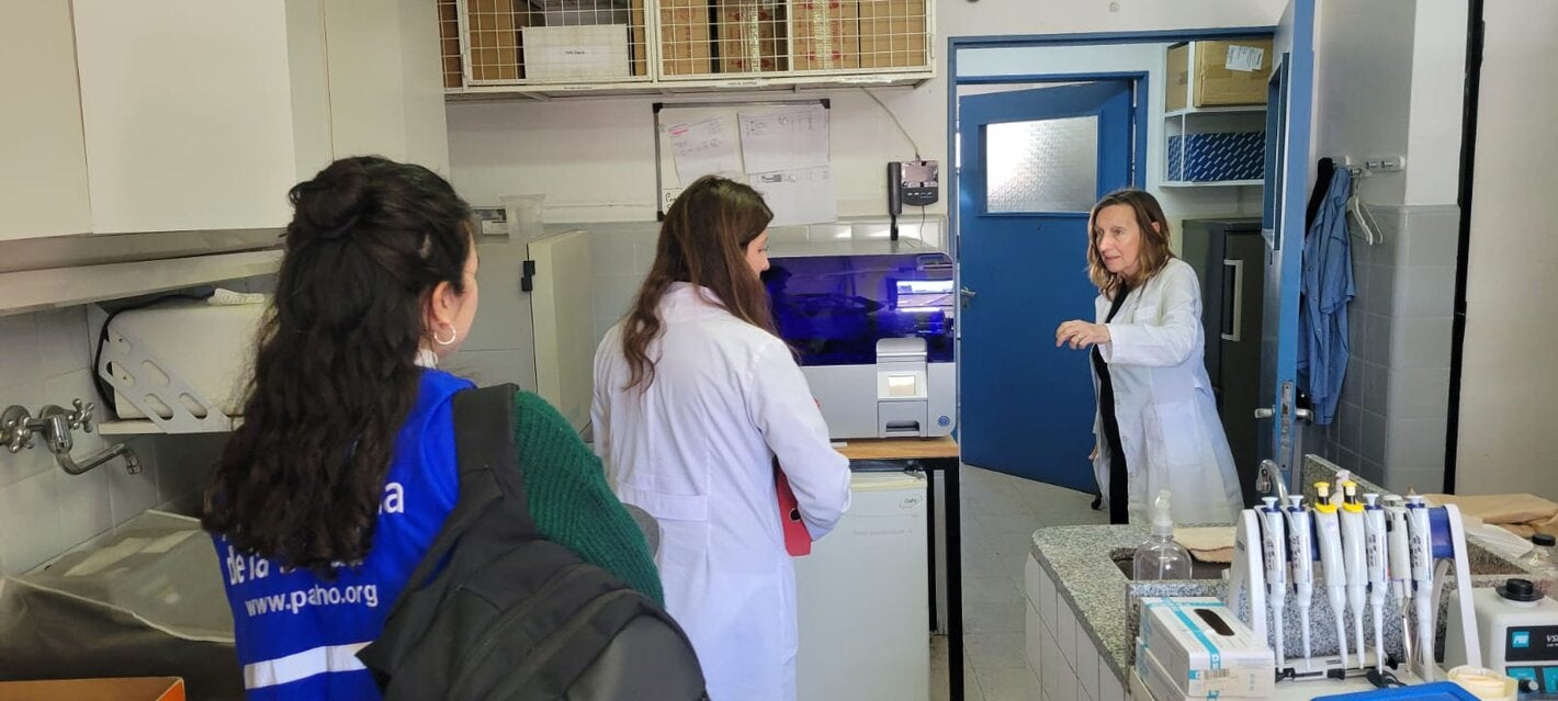 Foto de referentes de unidades centinelas y de la OPS en un laboratorio
