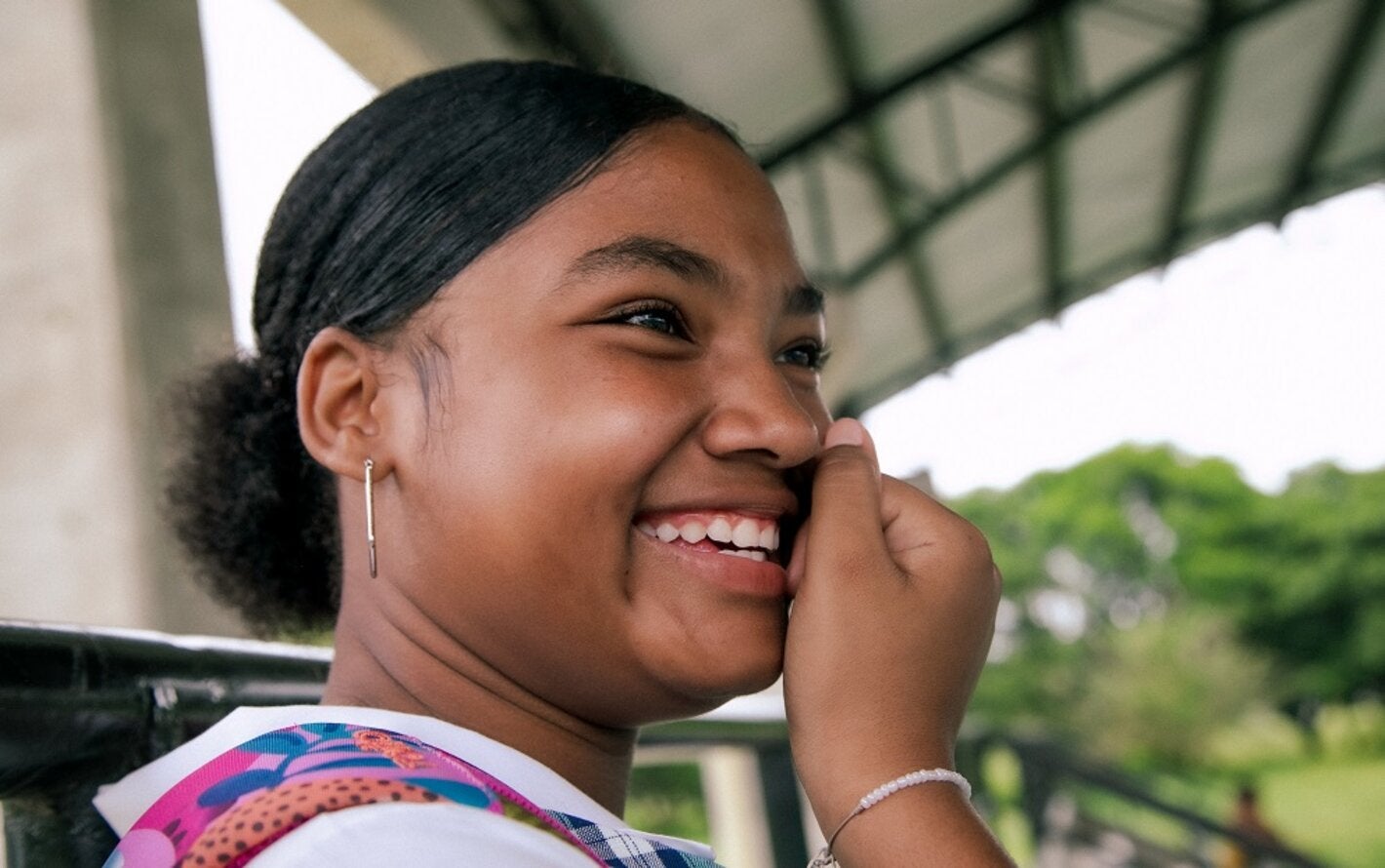 Adolescente de perfil sonriendo