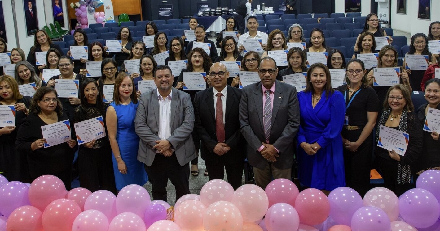 Trabajadores sociales reciben su diploma por finalización del curso virtual del cuidado paliativo