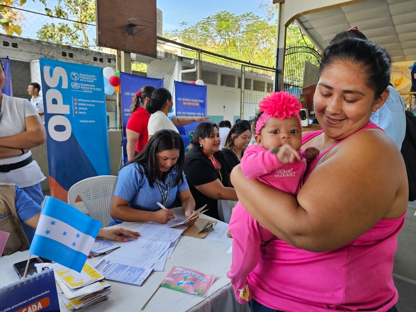 Madre con recién nacida, vacunada contra la polio