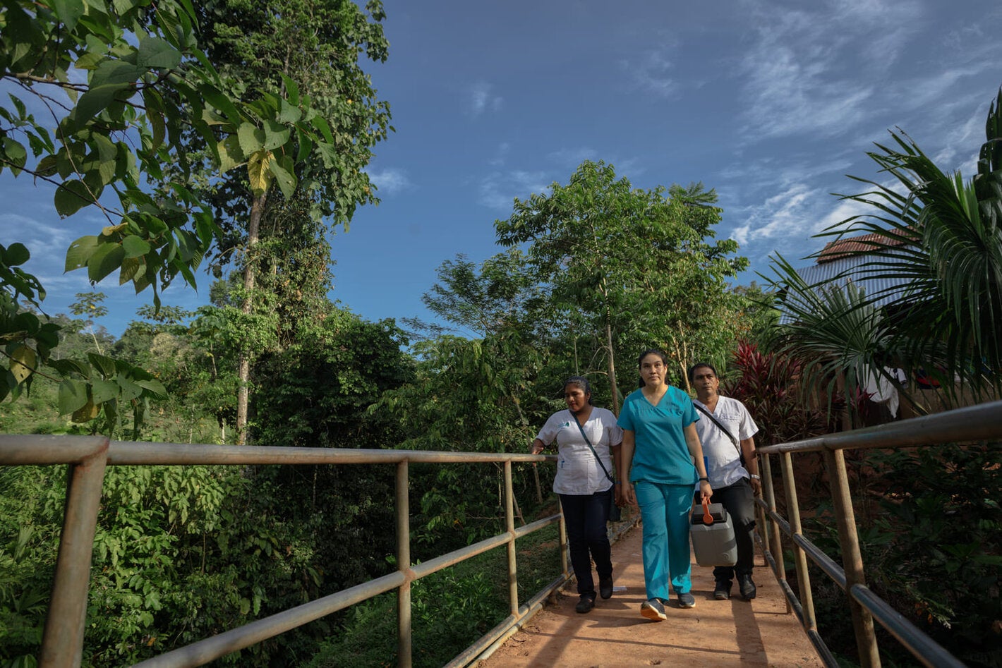 OPS / Personal de salud en comunidad amazónica de Perú