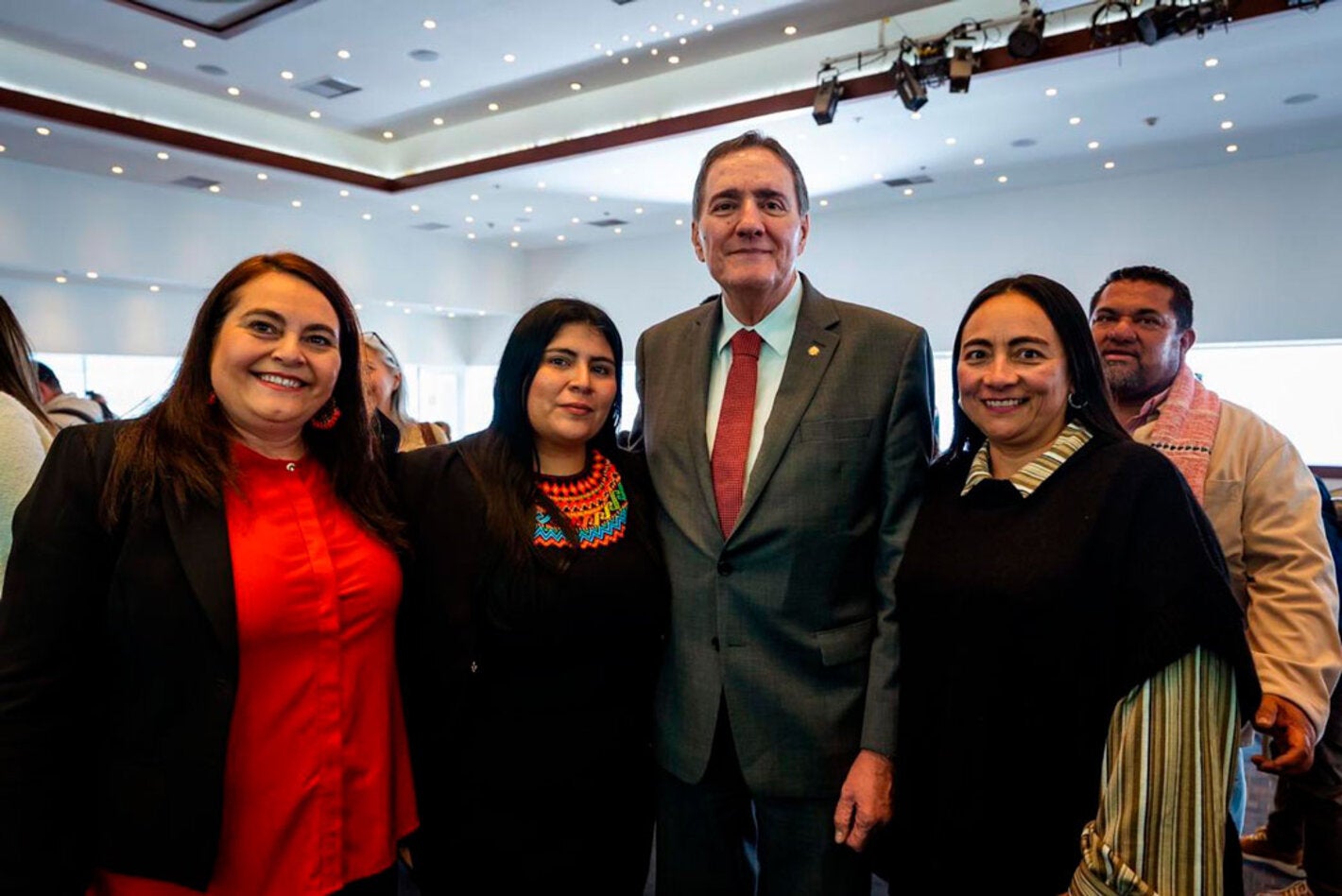 Dr. Jarbas con personal invitado a reunion de atencion primaria en salud.