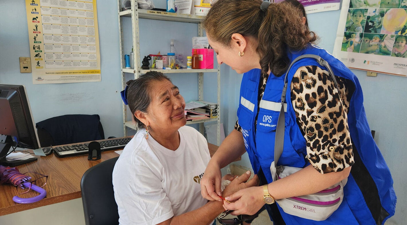PAHO staff interacts with patient during diabetes screening