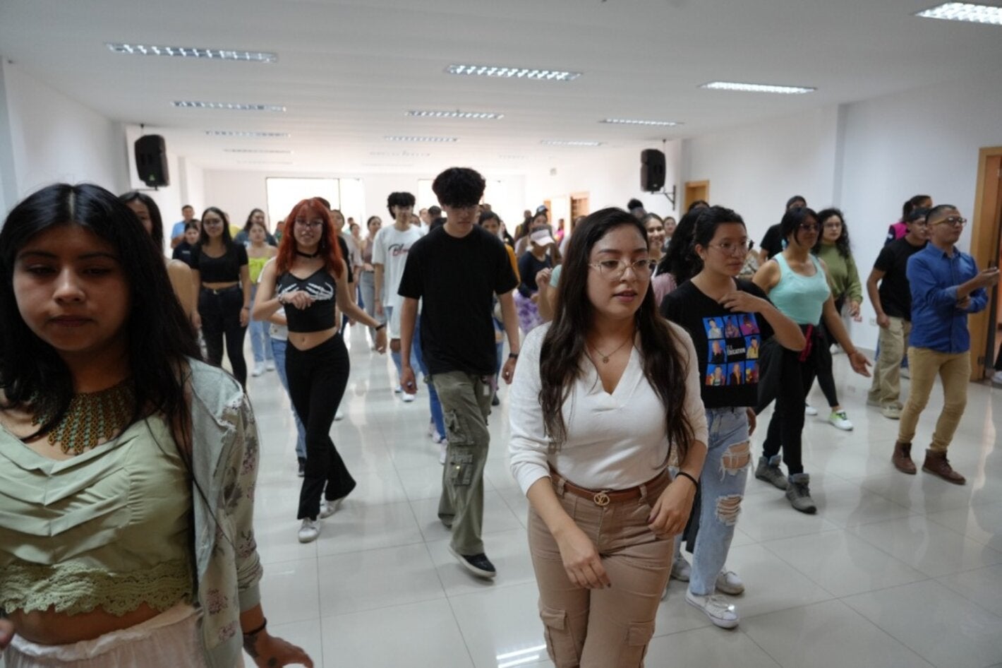 Jóvenes participan en taller “Salsa para el alma”