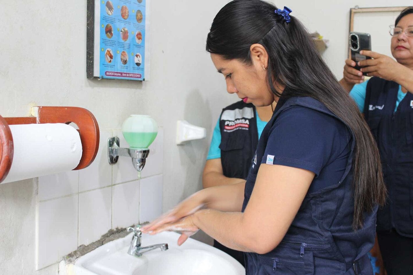 Personal sanitario realiza práctica de lavado de manos