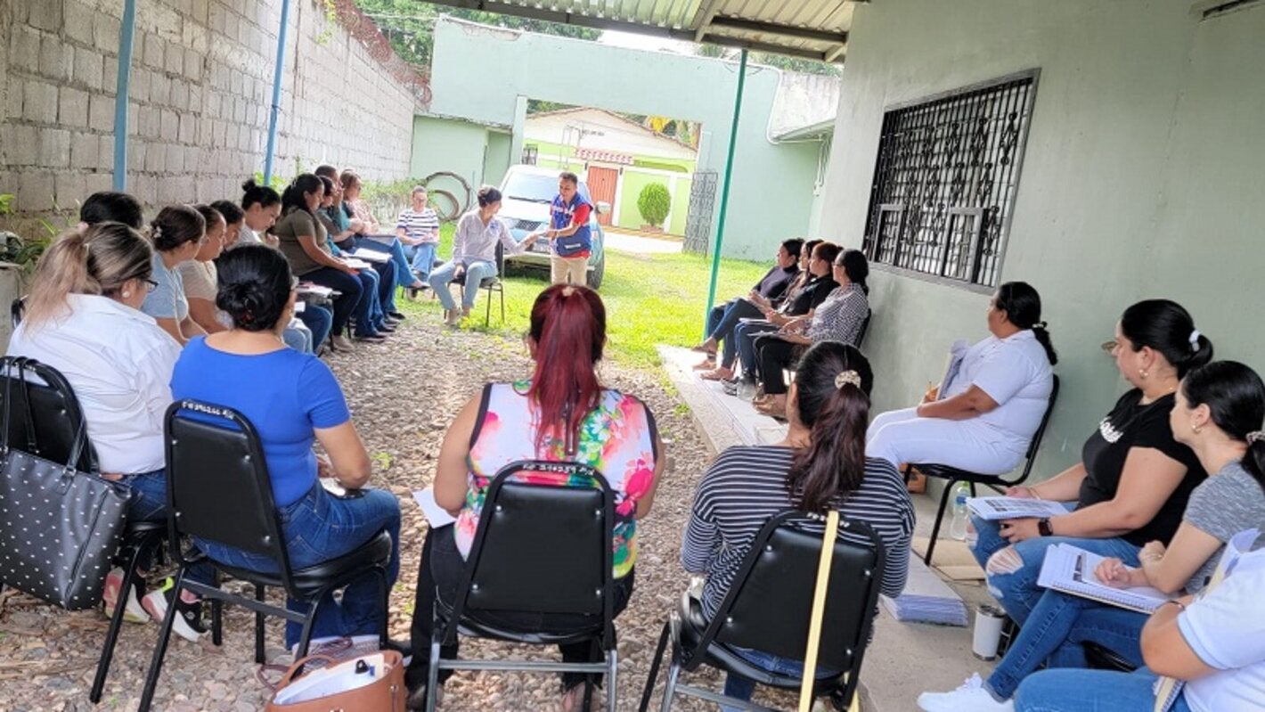 consejeros de vih en Santa Bárbara siendo capacitados por la OPS