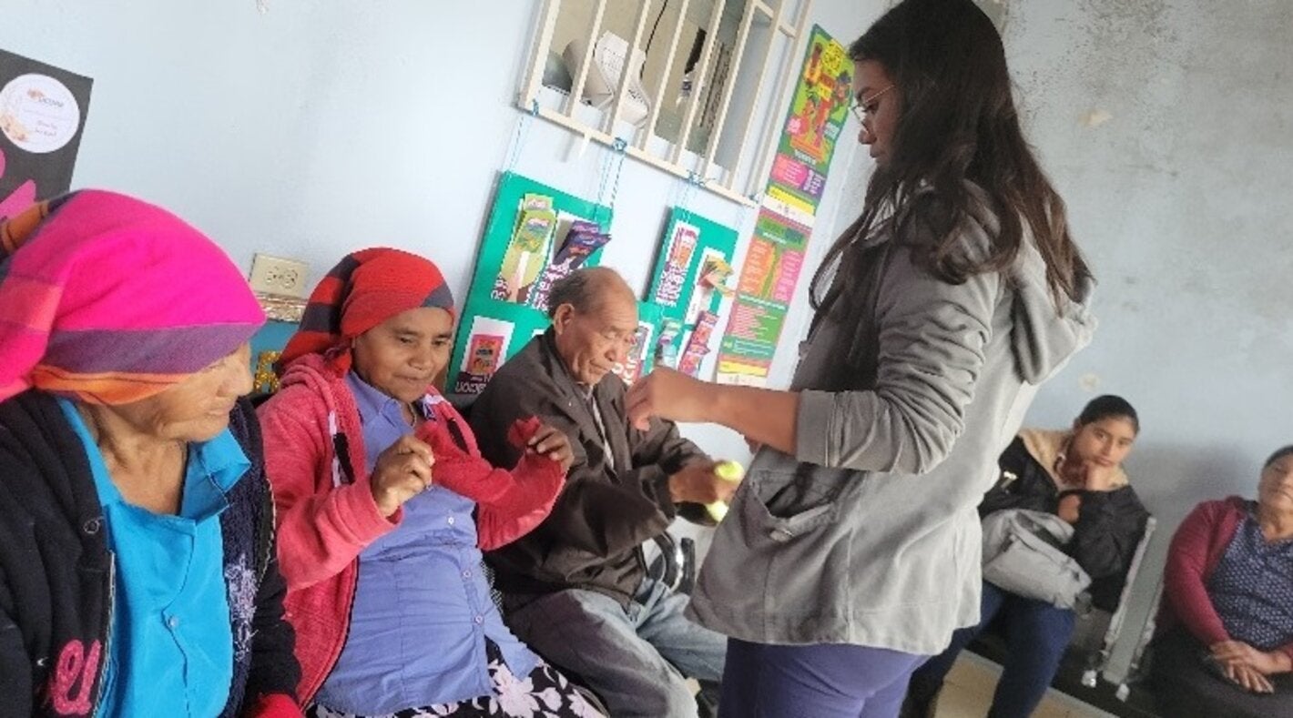 mujer adulta mayor de la etnia lenca durante el día de la diabetes en Honduras