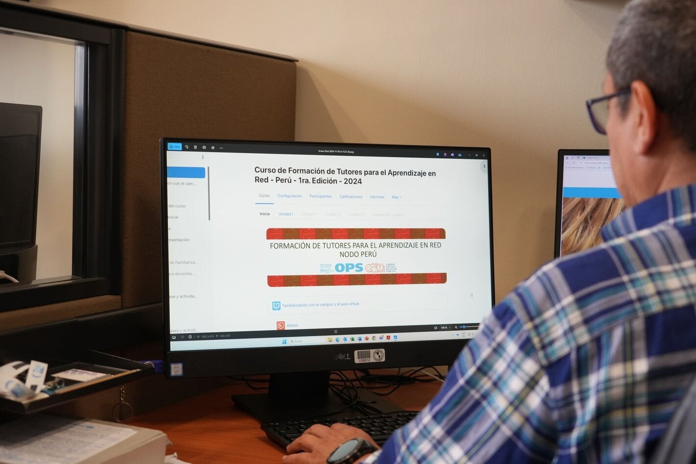 Estudiante frente a su computadora inicia el curso de Formación de Tutores