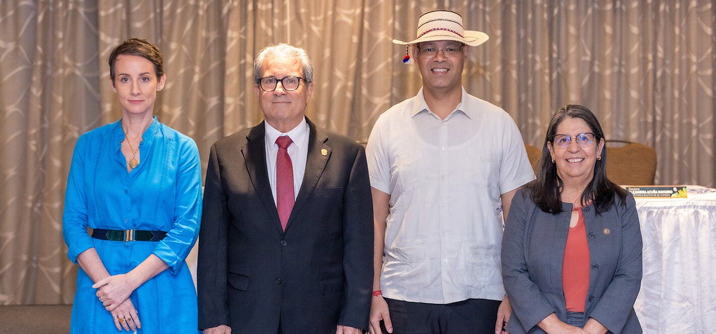 Fotografía de las autoridades presentes en Simposio Conmemorativo del 75 Aniversario del INCAP. Este evento, reunió a expertos nacionales e internacionales para discutir estrategias innovadoras en la prevención de enfermedades no transmisibles (ENT) relacionadas a la nutrición en Panamá.